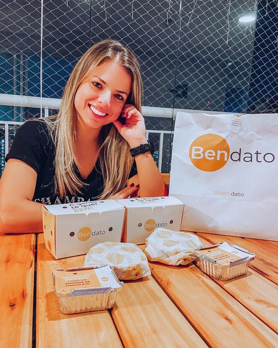 Carol em ação publicitária com Bendato
