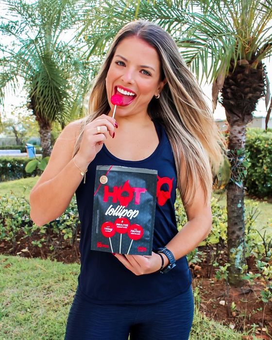 Carol em ação publicitária com Nutrafit Hot Lollipop