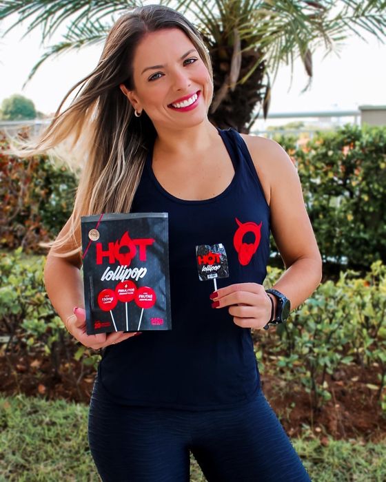 Carol em ação publicitária com Nutrafit Hot Lollipop
