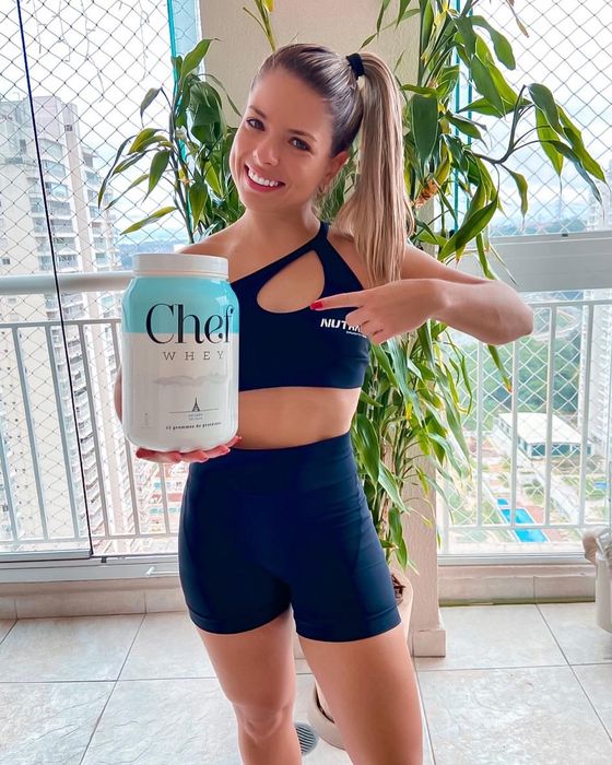 Carol em ação publicitária com Chef Whey